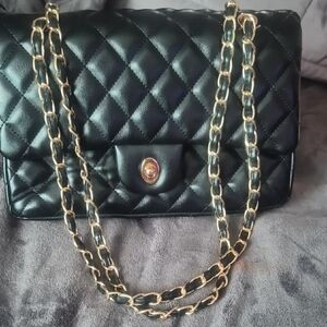 Chic Black Quilted Shoulder Bag with Gold Chain